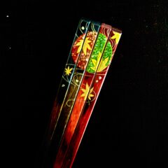 箸や楓が大切にしたい「 よりそい箸」　-　「円窓　春と秋の景色」～新緑と紅葉したもみじ描いた空間～